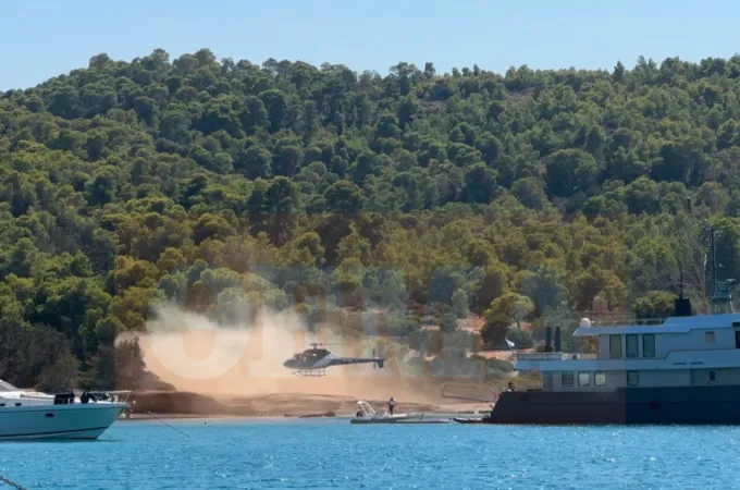 Ελικόπτερο προσγειώνεται σε παραλία