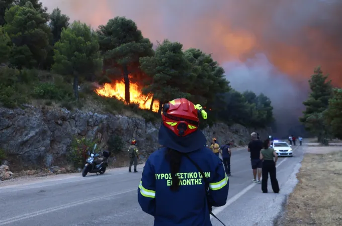 Πυροσβέστης στη μεγάλη φωτιά στην Ψάθα Βιλίων 
