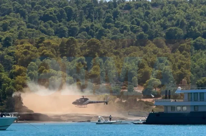 Ελικόπτερο προσγειώνεται σε παραλία