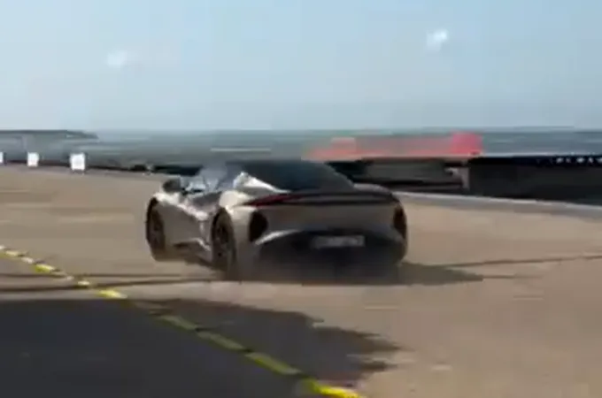 Super car στη Νέα Παραλία