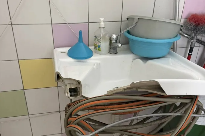 Σπασμένος νιπτήρας σε δημοτικό σχολείο στα Διαβατά