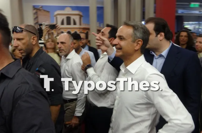 Βόλτα του Κυριάκου Μητσοτάκη στα περίπτερα της ΔΕΘ