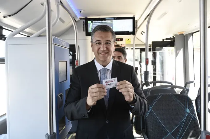 Απόστολος Τζιτζικώστας