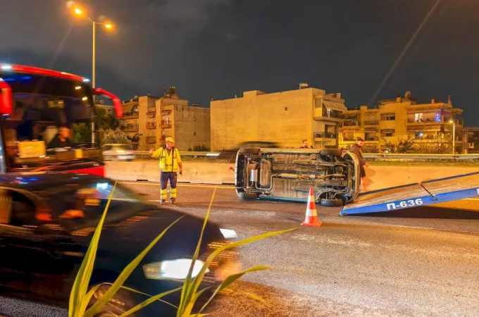 Ανατροπή αυτοκινήτου στην Μουδανιών
