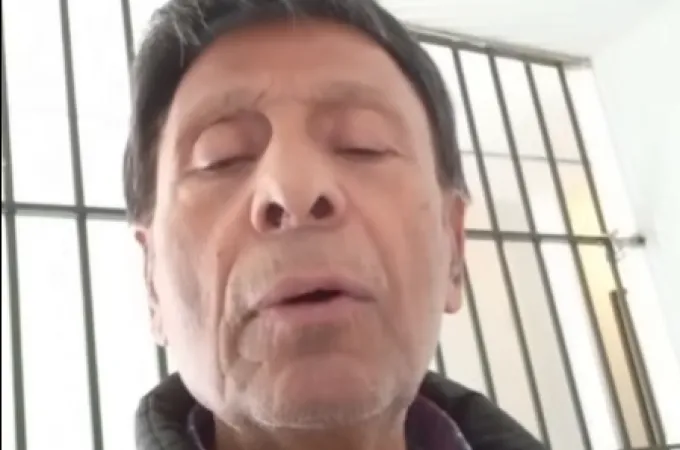 Ο Βασίλης Παϊτέρης μέσα από το κρατητήριο