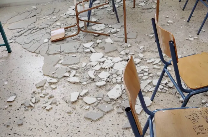 Πτώση σοβάδων σε σχολείο στα Βασιλικά
