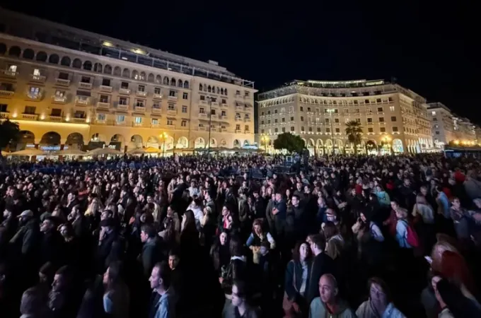 Θεσσαλονίκη: Χιλιάδες κόσμου στην πλατεία Αριστοτέλους - Μεγάλη συναυλία για τον Θάνο Μικρούτσικο