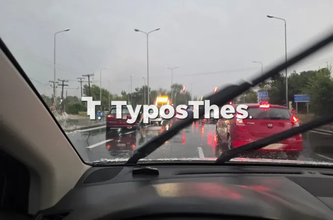 Τροχαίο υπό βροχή στη Θεσσαλονίκη