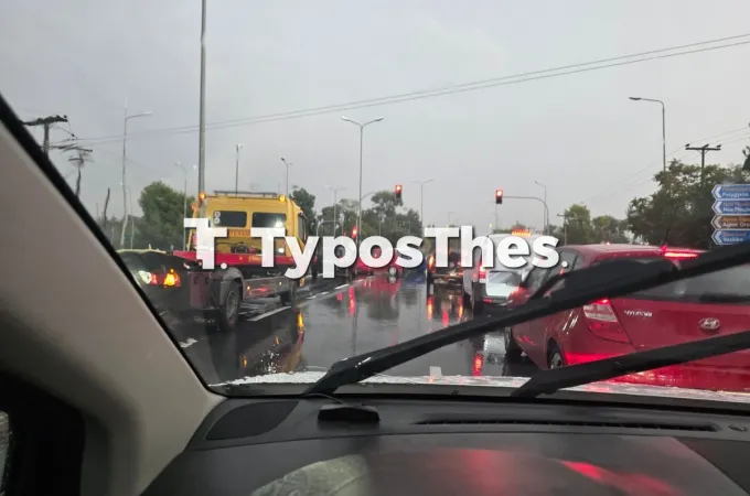 τροχαίο υπό βροχή στη Θεσσαλονίκη