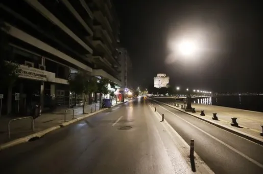koronoios-paralia-thessaloniki-nyxta
