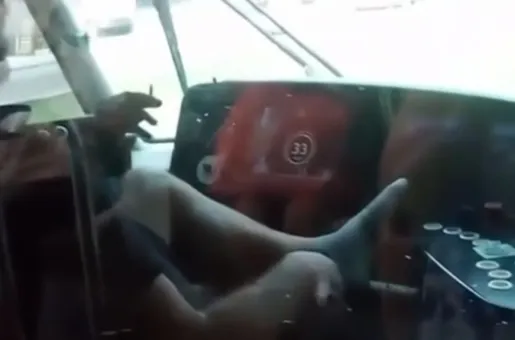 οδηγός τραμ καπνίζει ενώ οδηγεί χωρίς παπούτσια