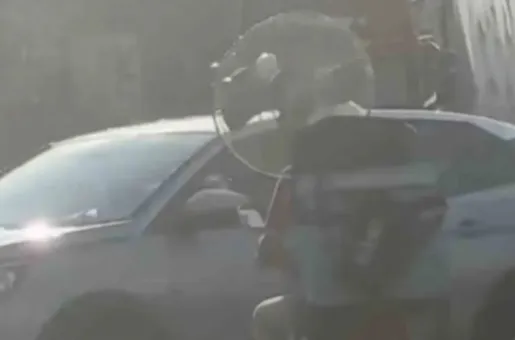 Ντελίβερι με ανεμιστήρα στο μηχανάκι