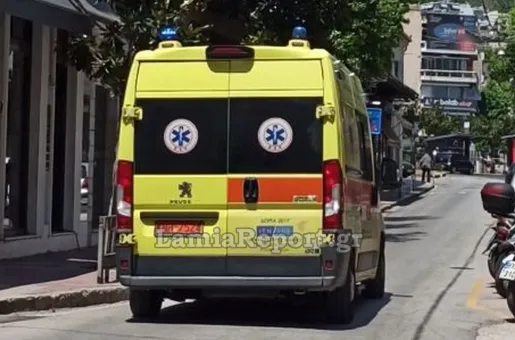 Ασθενοφόρο ΕΚΑΒ μεταφέρει γυναίκα που πνίγηκε από σουβλάκι