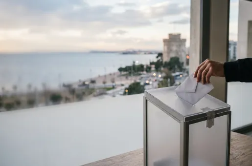 Κάλπη με φόντο τον Λευκό Πύργο