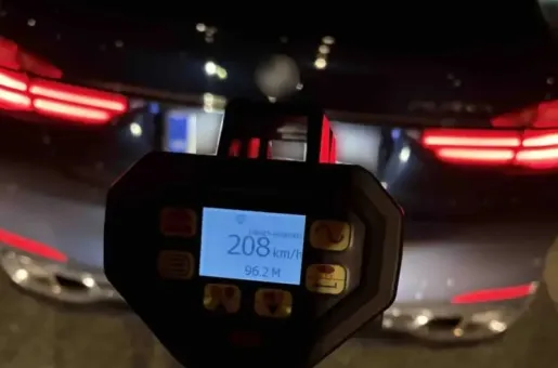 έτρεχε με 208 χιλιόμετρα