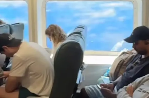 Επιβάτες σε πλοίο με κύματα