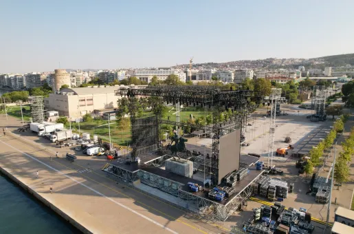 Σκηνή για τη συναυλία του Αντώνη Ρέμου