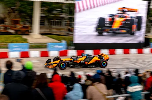 Τα πιο δυνατά καρέ του showrun με τη McLaren MCL60 και τη McLaren MP4/6 του Ayrton Senna