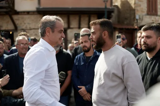 Συνάντηση Μητσοτάκη με αλιείς στην Αρναία