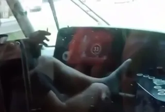 οδηγός τραμ καπνίζει ενώ οδηγεί χωρίς παπούτσια