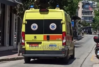 Ασθενοφόρο ΕΚΑΒ μεταφέρει γυναίκα που πνίγηκε από σουβλάκι