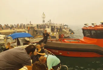 Eπιχείρηση εκκένωσης από θαλάσσης για τη φωτιά στον Άγιο Βασίλειο