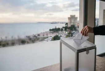 Κάλπη με φόντο τον Λευκό Πύργο