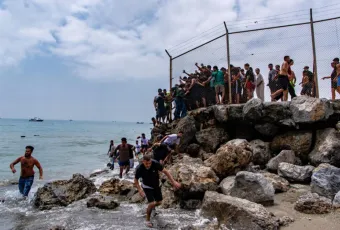 Μαροκινοί μετανάστες περνάνε στην Θέουτα και την Ισπανία