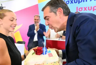 Τούρτα έκπληξη για τα γενέθλιά του στον Αλέξη Τσίπρα