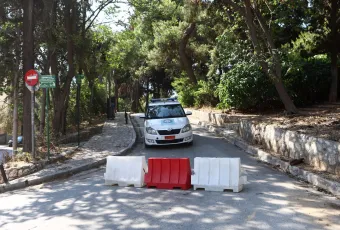 Kleistoi dimosioi xoroi Athina