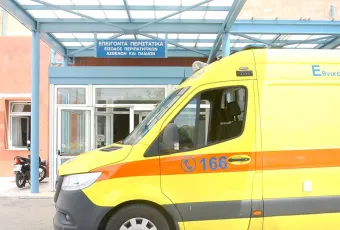 Ασθενοφόρο ΕΚΑΒ στην είσοδο Νοσοκομείου