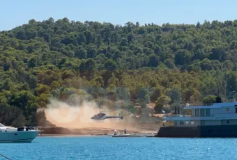 Ελικόπτερο προσγειώνεται σε παραλία