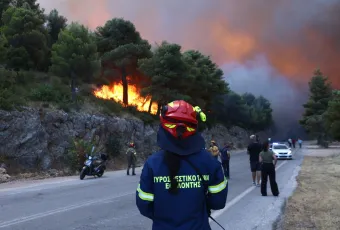 Πυροσβέστης στη μεγάλη φωτιά στην Ψάθα Βιλίων 