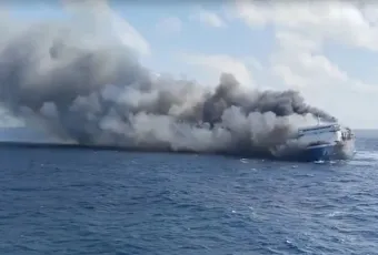 Ινδονησία: Φωτιά σε φέρι μποτ 