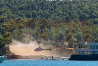 Ελικόπτερο προσγειώνεται σε παραλία