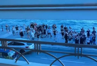 Νεαροί περιμένουν να δουν γνωστό youtuber