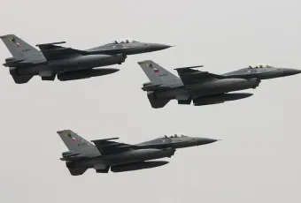F16