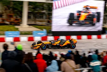 Τα πιο δυνατά καρέ του showrun με τη McLaren MCL60 και τη McLaren MP4/6 του Ayrton Senna