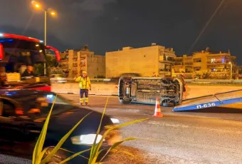 Ανατροπή αυτοκινήτου στην Μουδανιών
