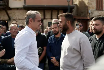 Συνάντηση Μητσοτάκη με αλιείς στην Αρναία