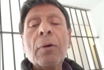 Ο Βασίλης Παϊτέρης μέσα από το κρατητήριο