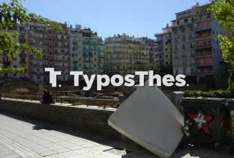 Πεταμένο στρώμα σε σκουπίδια στη Ναυαρίνου